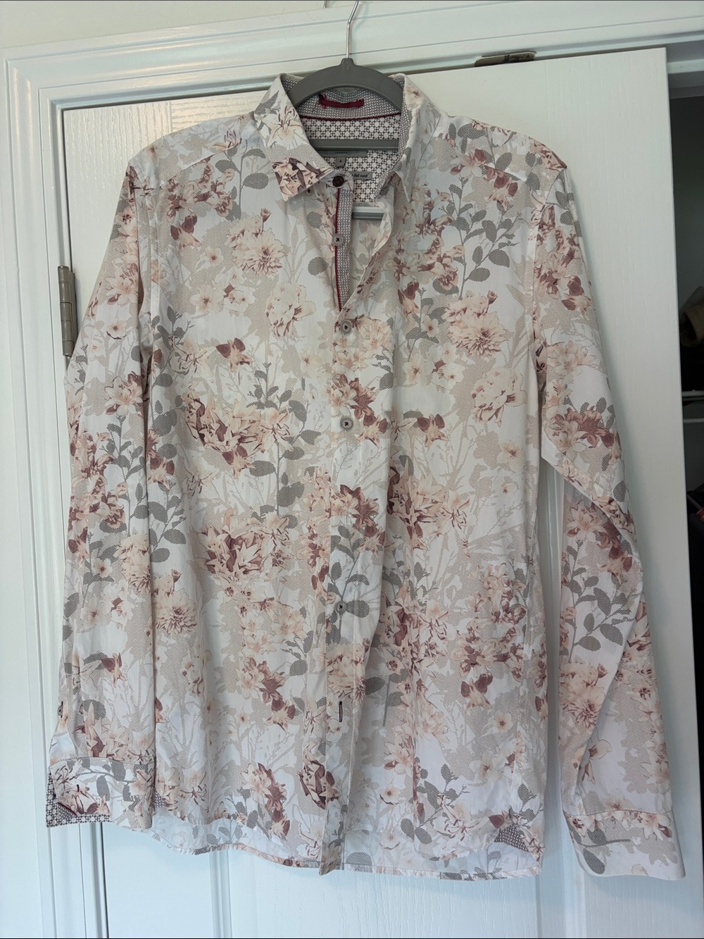 Floral Button-Up Shirt in Soft Beige and Dusty Rose Ted Baker size 4 women’s